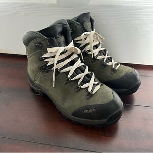 Size 9.5 Men’s Mountain Equipment Co-op (MEC) Purcell 2 Backpacking Boots